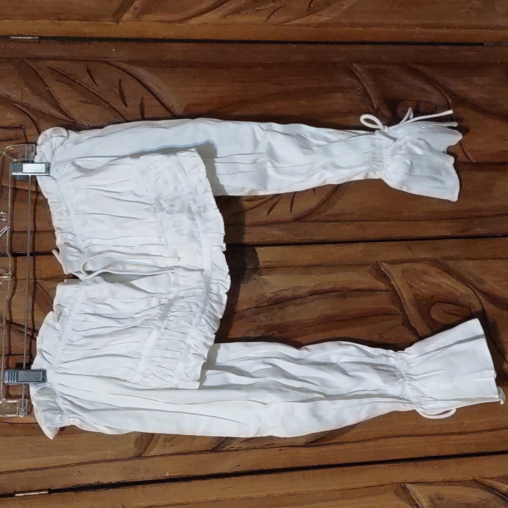 White Fox cold shoulder white crop top w long sleeves S